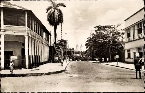 Ak Douala Kamerun, La rue du Roi Georges et la Cathédrale