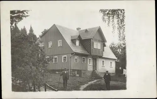 Foto Ak Dürrhennersdorf in der Oberlausitz, Männer vor einem Gebäude