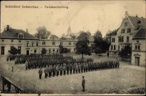 Ak Schmorkau Neukirch Sachsen, Schloss Schmorkau, Paradeaufstellung, Truppenübungsplatz Königsbrück