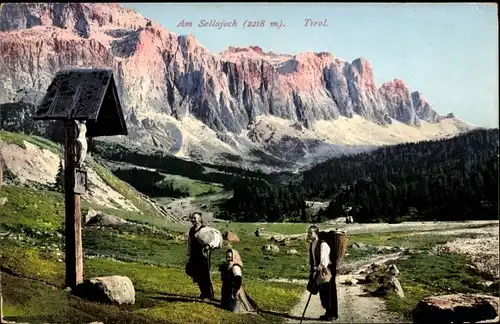 Ak Passo Sella Sellajoch Südtirol Trentino, Bauern am Wegkreuz