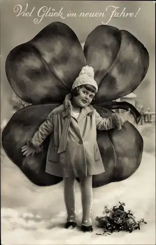 Ak Glückwunsch Neujahr, Kind trägt riesiges Kleeblatt