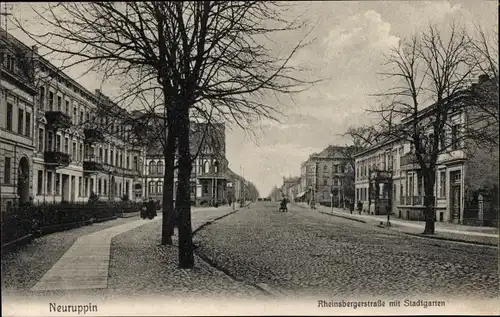 Ak Neuruppin in Brandenburg, Rheinsbergerstraße mit Stadtgarten