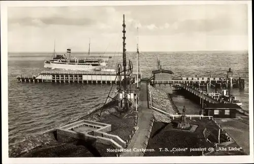 Ak Cuxhaven, Seebäderschiff TS Cobra passiert die Alte Liebe, Signalturm