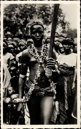 Ak Dahomey Benin, Feticheuse de Save en tenue de danse