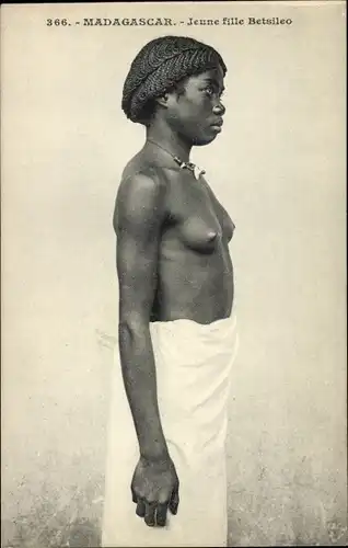 Ak Madagaskar, Jeune fille Betsileo, barbusige Frau