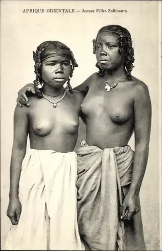 Ak Afrique Orientale, Madagaskar, Jeune filles Zafimaniry, zwei Frauen, Portrait, Busen