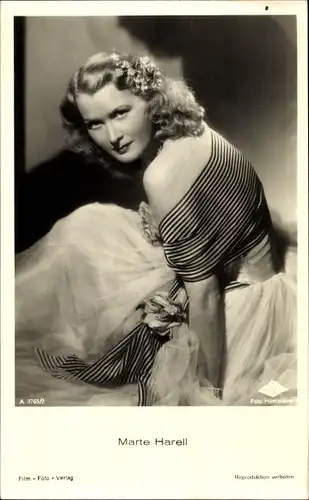 Ak Schauspielerin Marte Harell, Sitzportrait, Kleid, Haarschmuck