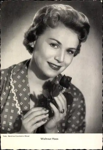 Ak Schauspielerin Waltraut Haas, Portrait mit Rosenblüte