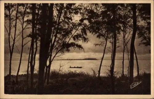 Ak Dakar Senegal, Piroguiers au bord de la Corniche