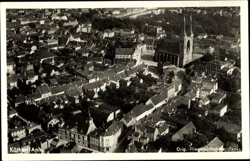 Ak Köthen Anhalt, Fliegeraufnahme von Stadt mit Markt und Kirche