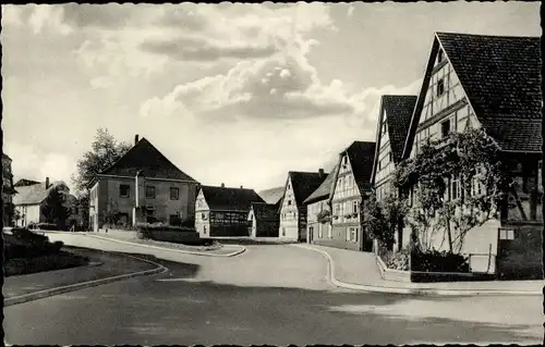 Ak Langensteinbach Karlsbad, Straßenpartie, Fachwerkhäuser, Denkmal