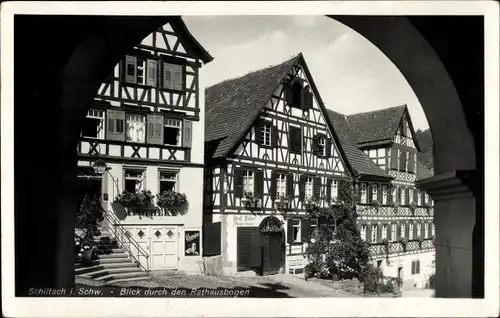 Ak Schiltach im Schwarzwald, Blick durch den Rathausbogen, Fachwerkhäuser