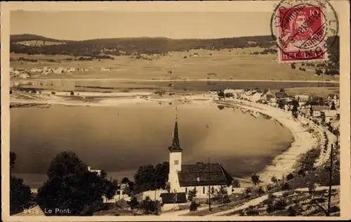 Ak Le Pont Kanton Waadt, Blick zur Kirche mit Umgebung