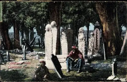 Ak Konstantinopel Istanbul Türkei, zwei Männer auf dem Friedhof
