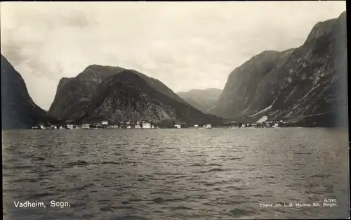 Ak Vadheim Norwegen, Sogn, Ort vom Wasser aus gesehen