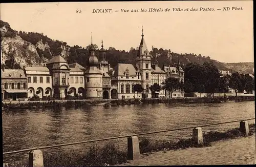 Ak Dinant Wallonien Namur, Vue sur les Hotels de Ville et des Postes