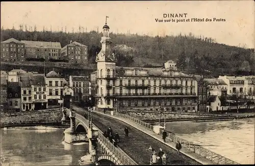 Ak Dinant Wallonien Namur, Vue sur le pont et l'Hotel des Postes