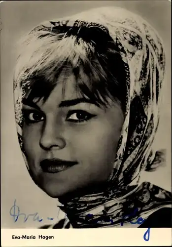 Ak Schauspielerin Eva Maria Hagen, Vergeßt mir meine Traudel nicht, Portrait mit Kopftuch, Autogramm
