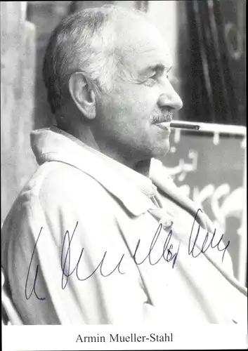 Ak Schauspieler Armin Mueller-Stahl, Portrait, Zigarette, Autogramm