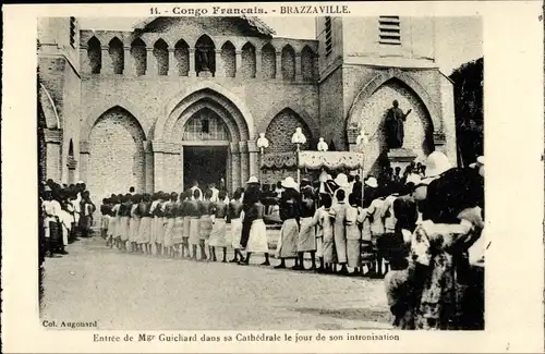 Ak Brazzaville Französisch Kongo, Entrée de M. Guichard dans sa Cathédrale, son intronisation