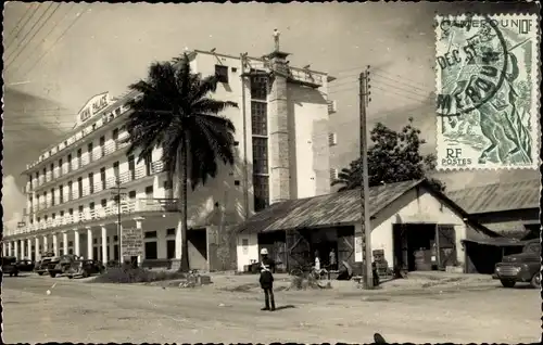 Ak Douala Kamerun, Palace, Straßenpartie