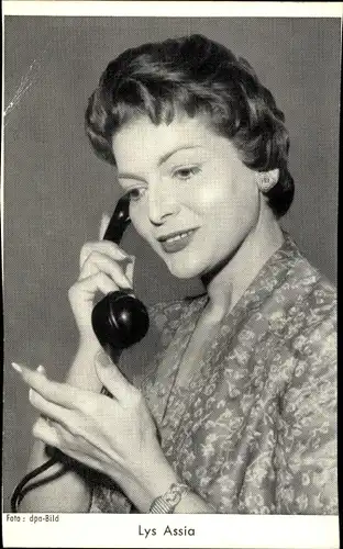Sammelbild Sängerin Lys Assia beim Telefonieren, Telefon