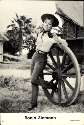 Sammelbild Schauspielerin Sonja Ziemann, Portrait, Fuhrwerk, Hut