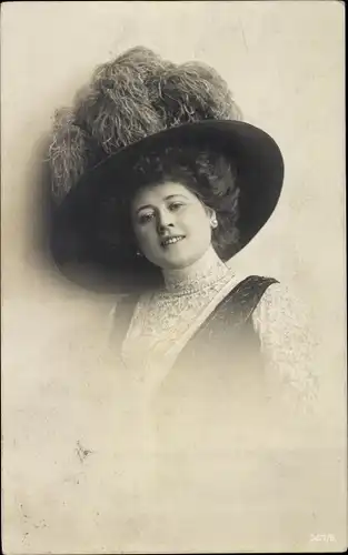 Foto Ak Portrait einer Frau mit Federhut