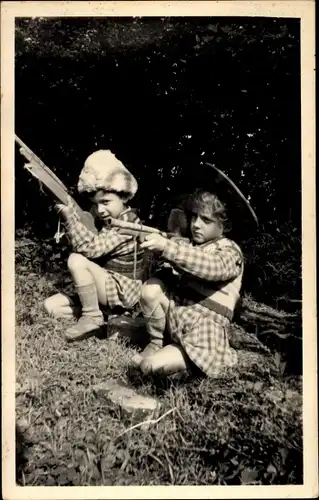 Foto Ak Kinder mit Spielzeuggewehren, Portrait