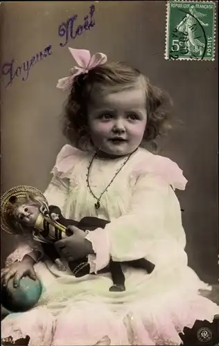 Ak Kinderportrait, Kleines Mädchen im Spitzenkleid mit Puppe, NPG 423/3