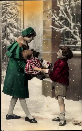Ak Glückwunsch Neujahr, Junge und Mädchen mit Puppe im Schneefall
