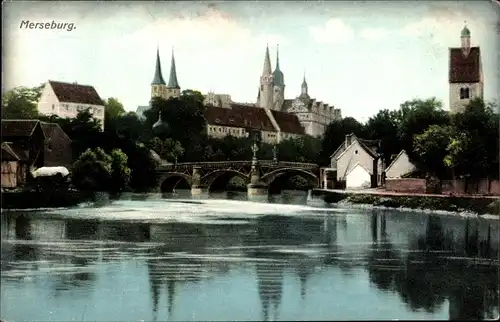 Ak Merseburg an der Saale, Teilansicht, Saalepartie, Brücke, Blick auf das Schloss, Kirche