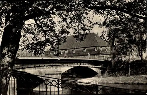 Ak Roßwein in Sachsen, Unter den Linden, Flusspartie mit Brücke