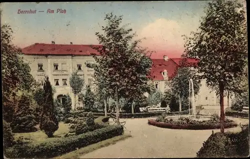 Ak Herrnhut in der Oberlausitz, Am Platz, Parkanlage