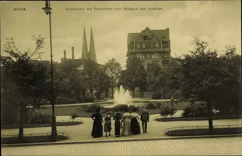 Ak Hamburg Altona, Kaiserplatz m. Petrikirche vom Museum aus gesehen, Springbrunnen