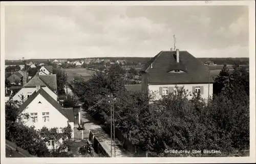 Ak Großdubrau im Kreis Bautzen, Teilansicht des Ortes, Straßenpartie, Wohnhäuser