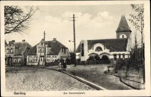 Ak Garding in Nordfriesland, Kinder am Denkmalplatz