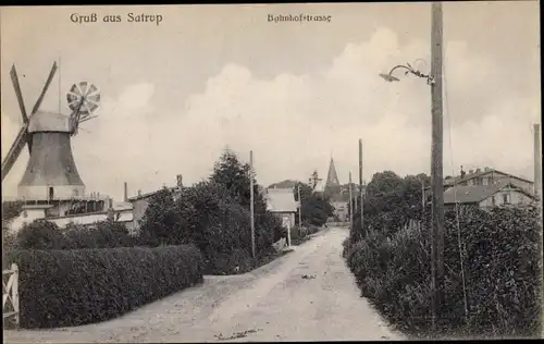 Ak Satrup in Angeln, Bahnhofstraße, Windmühle