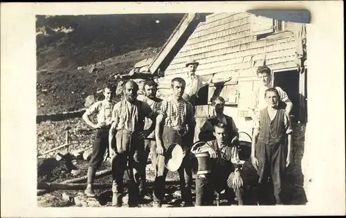 Foto Ak Männer vor einer Berghütte, Gruppenbild