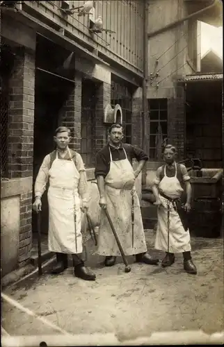 Foto Ak Partie im Schlachthof, Metzger, Messer