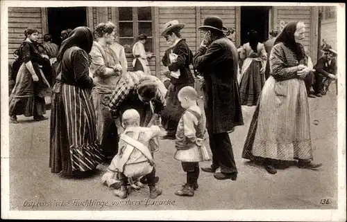 Ak Ostpreußen, Ostpreußische Flüchtlinge vor ihrer Baracke, I WK, Ostpreußenhilfe