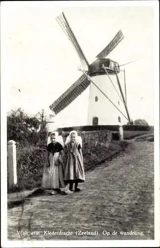 Ak Zeeland Niederlande, Walcherse Klederdracht, Op de wandeling