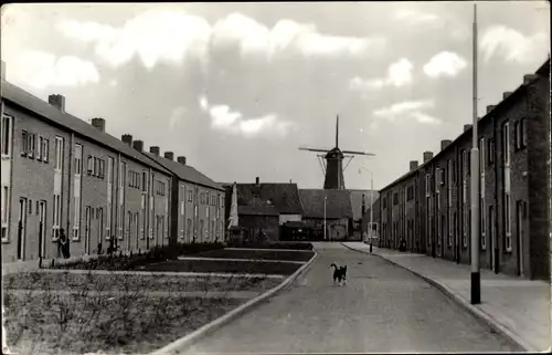 Ak Zierikzee Zeeland, Marisstraat met korenmolen de Hoop op de achtergrond