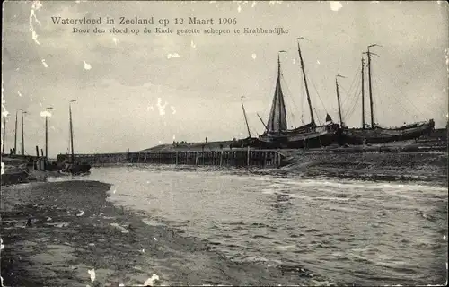 Ak Watervloed in Zeeland op 12 Maart 1906 Door den vloed op de Kade gezette schepen te Krabbendijke