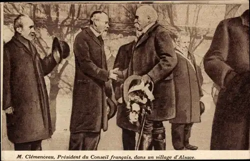 Ak Georges Clemenceau, President du Conseil francais, dans un village d'Alsace, I WK