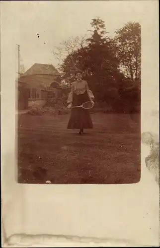 Foto Ak Frau mit Tennisschläger