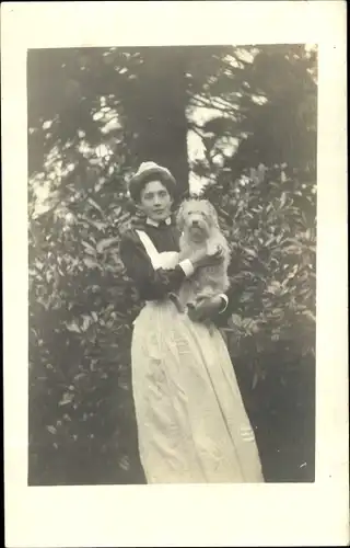 Foto Ak Portrait einer Krankenschwester mit Hund