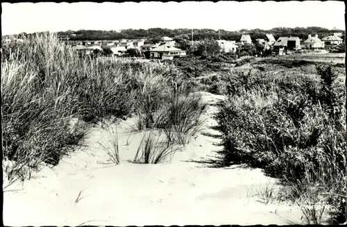 Ak Renesse Schouwen-Duiveland Zeeland, Blick über die Dünen zum Ort