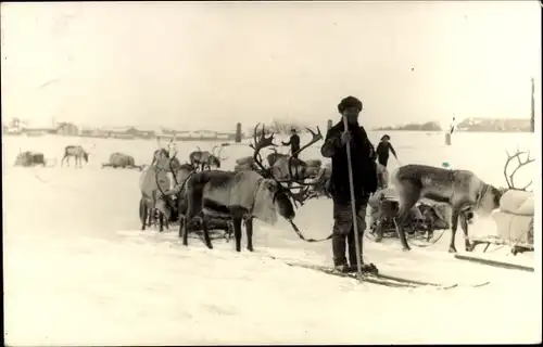 Ak Finnland, Mann auf Skiern, Rentiergespanne