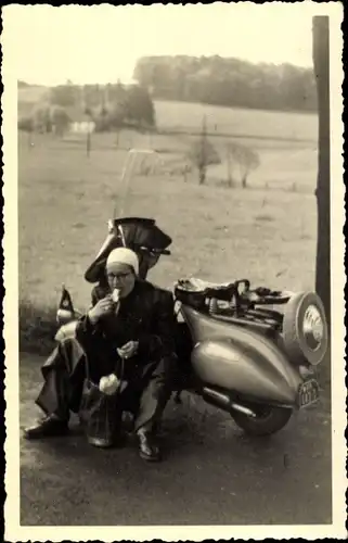 Foto Ak Motorrad, Fahrer essend bei einer Rast